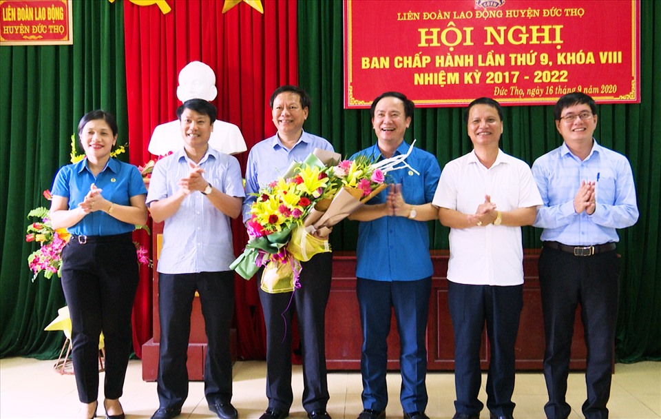 Tặng hoa chúc mừng tân Chủ tịch LĐLĐ huyện Đức Thọ Nguyễn Công Hải. Ảnh: Nam Thắng.