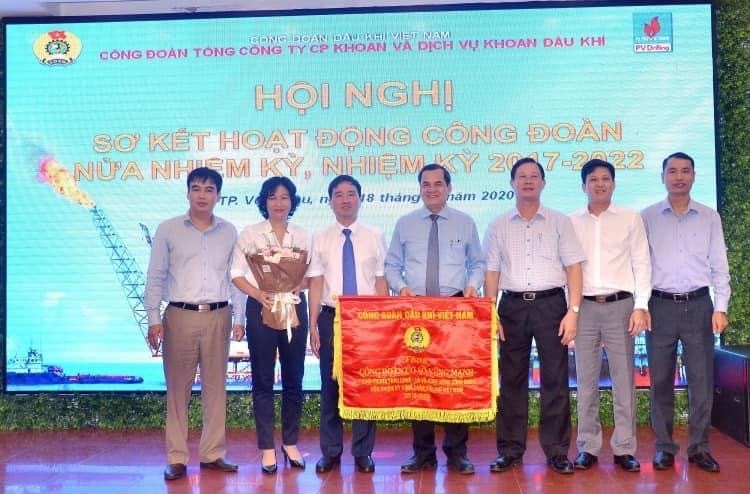 Phó Chủ tịch Công đoàn Dầu khí Việt Nam Vũ Anh Tuấn (thứ 3 từ trái sang)  trao cờ thi đua cho Công đoàn  PV Drilling vì đã có thành tích xuất sắc trong phong trào thi đua lao động giỏi và xây dựng tổ chức công đoàn vững mạnh giữa nhiệm kỳ 2017-2022. Ảnh: CĐ DK