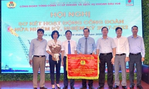 Phó Chủ tịch Công đoàn Dầu khí Việt Nam Vũ Anh Tuấn (thứ 3 từ trái sang)  trao cờ thi đua cho Công đoàn  PV Drilling vì đã có thành tích xuất sắc trong phong trào thi đua lao động giỏi và xây dựng tổ chức công đoàn vững mạnh giữa nhiệm kỳ 2017-2022. Ảnh: CĐ DK