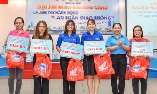 Bà Lê Thị Thúy Hồng (thứ hai từ phải qua), Phó Chủ tịch LĐLĐ Quận Tân Bình, trao giải cho các thí sinh xuất sắc nhất Hội thi Rung chuông vàng. Ảnh Đức Long