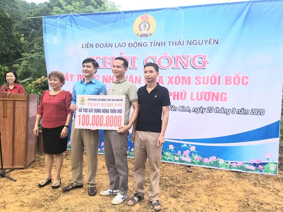 Lãnh đạo LĐLĐ tỉnh Thái Nguyên trao 100 triệu đồng đóng góp xây dựng nhà văn hoá. Ảnh: CĐTN