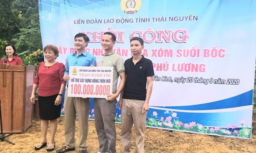 Lãnh đạo LĐLĐ tỉnh Thái Nguyên trao 100 triệu đồng đóng góp xây dựng nhà văn hoá. Ảnh: CĐTN