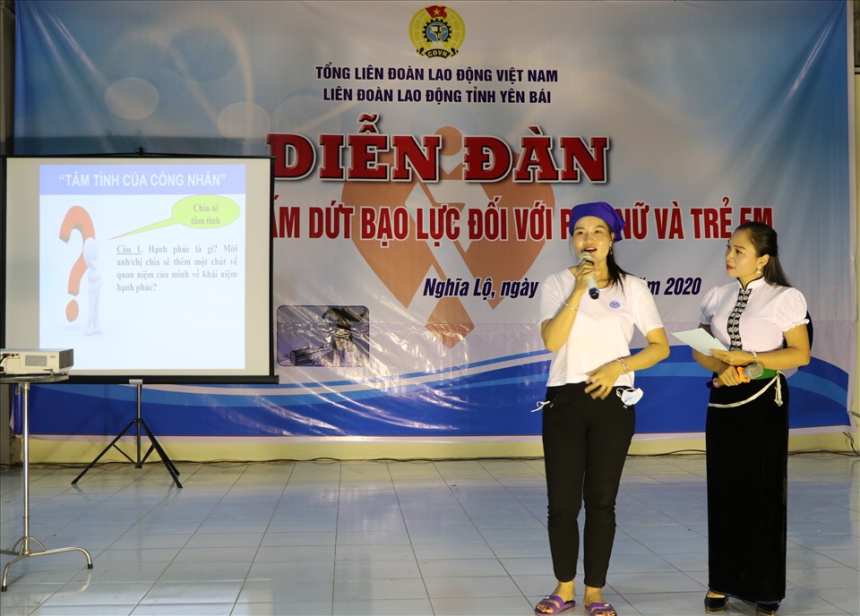 Nữ đoàn viên trao đổi tại Diễn đàn. Ảnh: Xuân Hiền