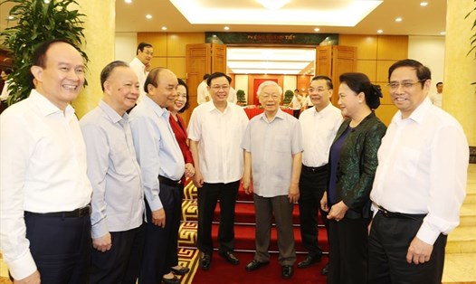 Tổng Bí thư, Chủ tịch Nước Nguyễn Phú Trọng và các đồng chí trong Bộ Chính trị tại buổi làm việc của tập thể Bộ Chính trị với Ban Thường vụ Thành ủy Hà Nội ngày 19.9. Ảnh: TTXVN