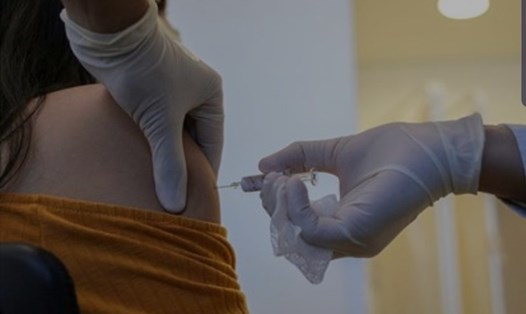 Chỉ 1/10 dân số thế giới nhận được vaccine COVID-19 trong lô đầu tiên của năm 2021. Ảnh: AFP