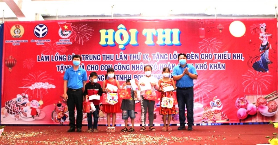 Trao tặng quà cho 5 cháu thiếu nhi có hoàn cảnh đặc biệt khó khăn. Ảnh LĐLĐ Tây Ninh