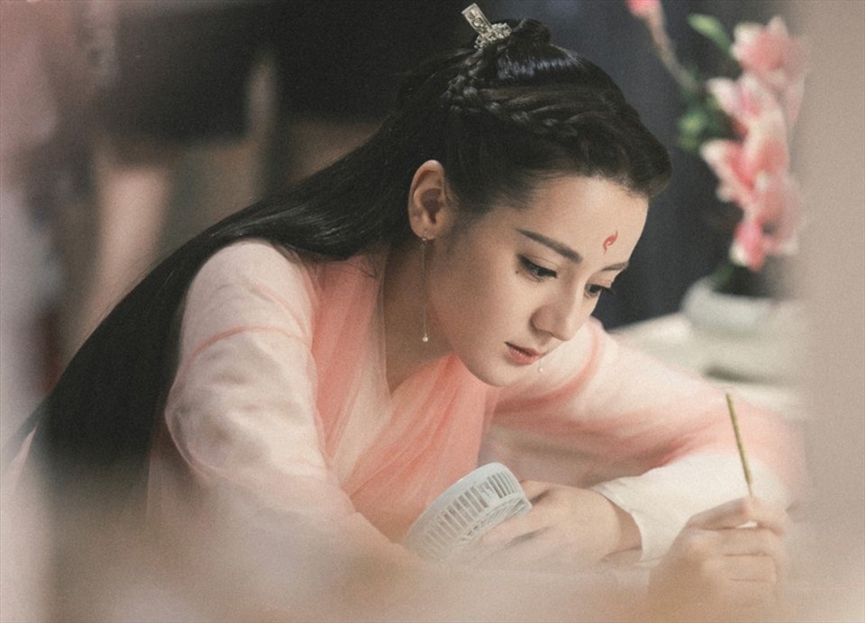 Mỹ nhân Địch Lệ Nhiệt Ba mang vẻ đẹp tiên nữ rất phù hợp với thể loại phim cổ trang. Ảnh nguồn: Mnet. Mỹ nhân Địch Lệ Nhiệt Ba mang vẻ đẹp tiên nữ rất phù hợp với thể loại phim cổ trang. Ảnh nguồn: Mnet.