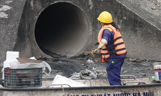 Sông Tô Lịch bị ô nhiễm nghiêm trọng. Ảnh Hải Nguyễn.
