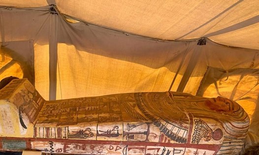 Một trong 14 chiếc quan tài 2.500 năm được tìm thấy ở nghĩa trang Saqqara, Ai Cập. Ảnh: AFP