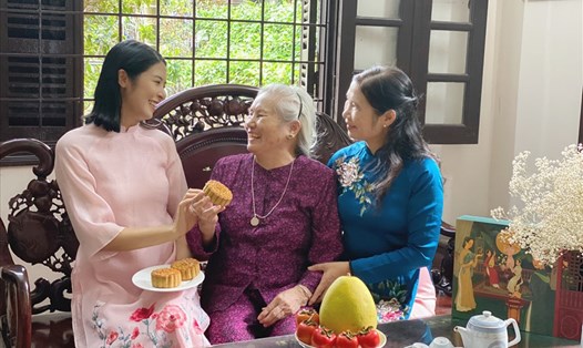 Hoa hậu Ngọc Hân trổ tài làm bánh Trung thu tặng bà ngoại và mẹ. Ảnh: NVCC.