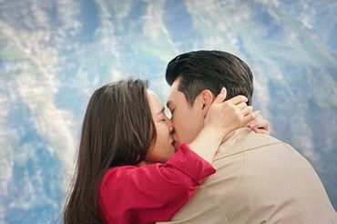 Nụ hôn ngọt ngào của Hyun Bin và Son Ye Jin trong "Hạ cánh nơi anh (Ảnh: Cắt từ phim).
