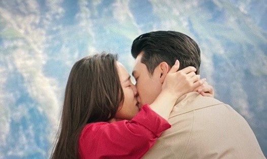Nụ hôn ngọt ngào của Hyun Bin và Son Ye Jin trong "Hạ cánh nơi anh (Ảnh: Cắt từ phim).