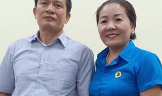 Phó Chủ tịch LĐLĐ tỉnh Nghệ An Nguyễn Thị Thu Nhi trao quà hỗ trợ gia đình đoàn viên khó khăn. Ảnh: PV