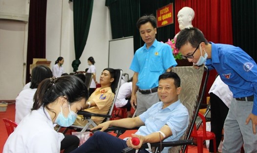 Cán bộ, chiến sĩ, đoàn viên huyện Vũ Quang tham gia hiến máu tình nguyện. Ảnh: Bảo Lộc.