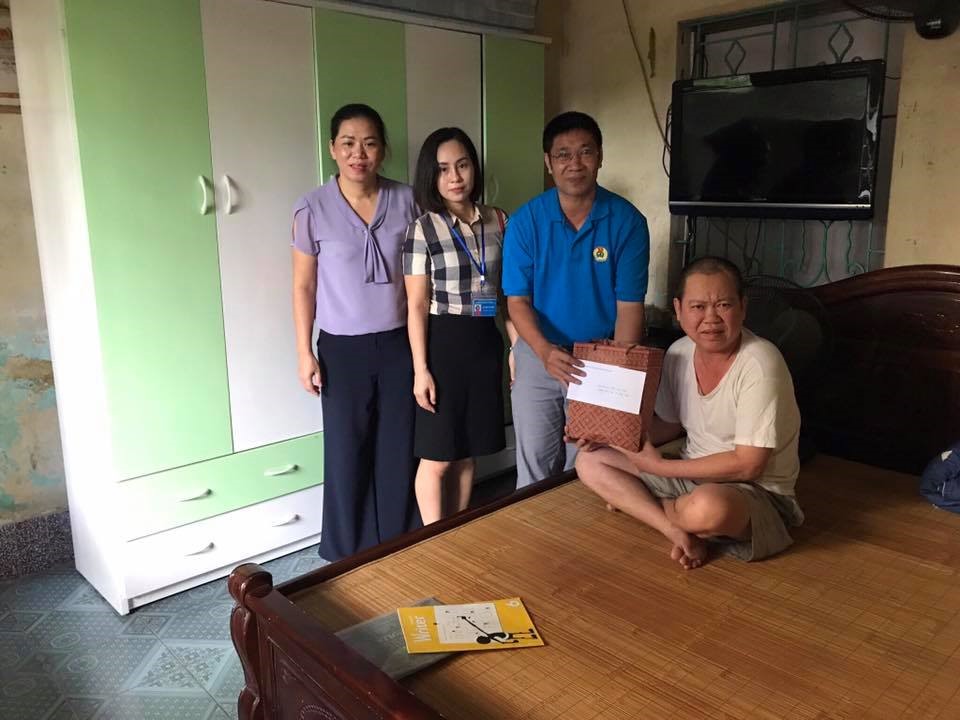 Liên đoàn Lao động huyện Thanh Trì (Hà Nội) tổ chức thăm hỏi, tặng quà cán bộ, giáo viên, nhân viên và người lao động thuộc khối trường học . Ảnh: LĐLĐ huyện