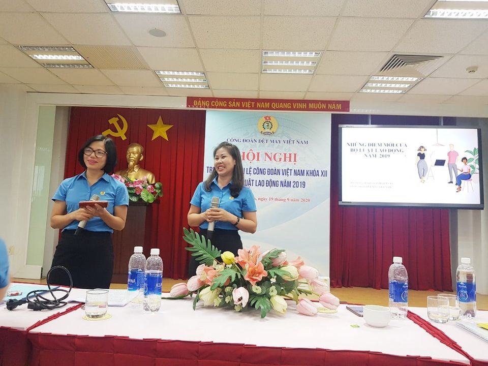 Các cán bộ Công đoàn trao đổi tại buổi tập huấn, trong đó có nội dung về Điều lệ Công đoàn Việt Nam khóa XII. Ảnh: CĐ DMVN