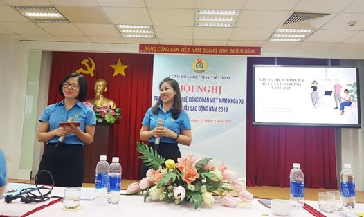 Các cán bộ Công đoàn trao đổi tại buổi tập huấn, trong đó có nội dung về Điều lệ Công đoàn Việt Nam khóa XII. Ảnh: CĐ DMVN