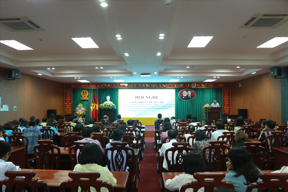 Toàn cảnh buổi nói chuyện chuyên đề tăng cường khối đại đoàn kết dân tộc. Ảnh: Mạnh Cường.