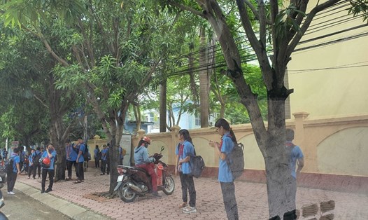 Học sinh trường THCS Đặng Thai Mai (TP. Vinh) sử dụng điện thoại sau khi hết giờ học. Ảnh: QĐ