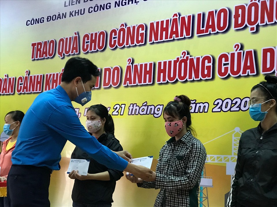 Ông Nguyễn Duy Minh, Chủ tịch LĐLĐ Đà Nẵng trao quà cho công nhân gặp khó khăn do dịch COVID-19. Ảnh: Tường Minh