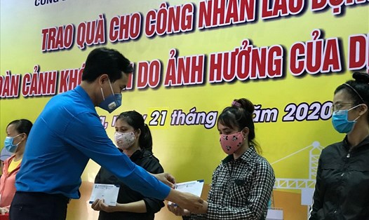 Ông Nguyễn Duy Minh, Chủ tịch LĐLĐ Đà Nẵng trao quà cho công nhân gặp khó khăn do dịch COVID-19. Ảnh: Tường Minh