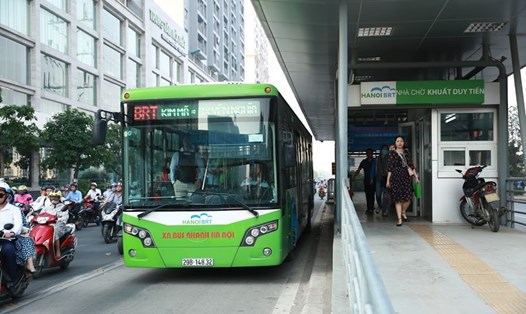 Hà Nội dự kiến bổ sung hơn 2.500 điểm dừng xe buýt. Ảnh: Hải Nguyễn