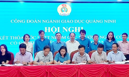 Công đoàn ngành Giáo dục Quảng Ninh ký kết thỏa ước lao động tập thể nhóm với các đơn vị ngoài công lập có cấp THPTtrước sự chứng kiến của đại diện LĐLĐ Quảng Ninh. Ảnh: T. Hằng