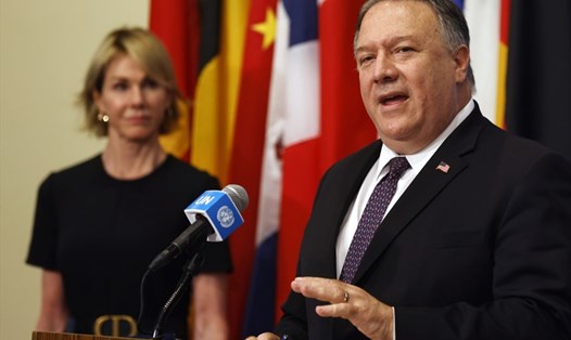 Ngoại trưởng Mỹ Mike Pompeo và Đại sứ Mỹ tại Liên Hợp Quốc Kelly Craft gặp gỡ báo giới sau cuộc họp với các thành viên Hội đồng Bảo an Liên Hợp Quốc về cáo buộc Iran không tuân thủ thỏa thuận hạt nhân và kêu gọi khôi phục các lệnh trừng phạt với Iran tại trụ sở Liên Hợp Quốc ở New York hôm 20.9. Ảnh: AFP