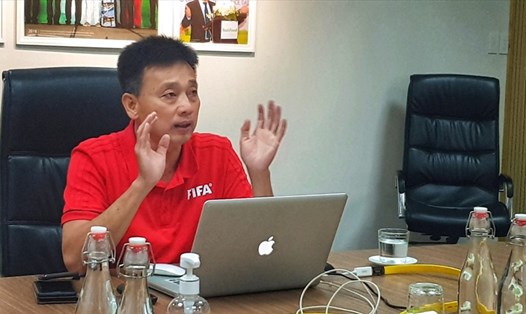 Phó ban trọng tài VFF Võ Minh Trí hướng dẫn luật cho các cầu thủ dự giải SV-League của bầu Đức, bầu Thắng. Ảnh: BTC.