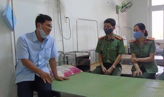 Đại úy Lê Hồng Văn đang được điều trị tại bệnh viện. Ảnh: Công An Quảng Ngãi