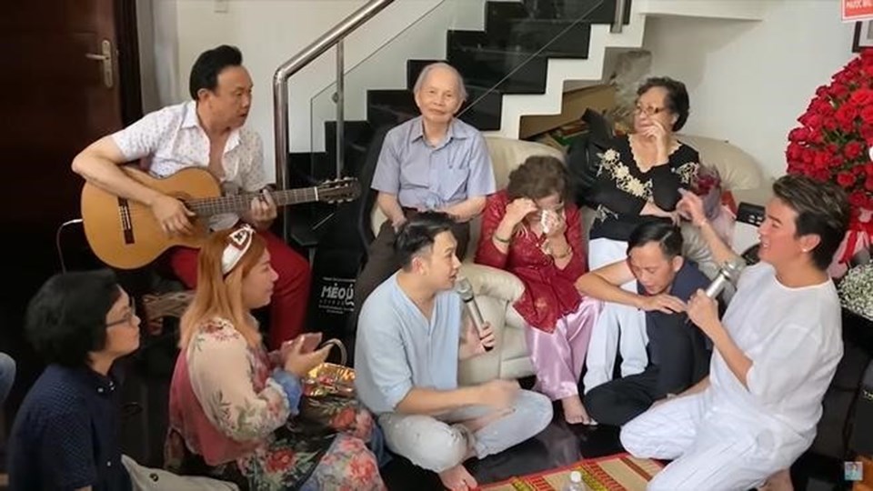 Mẹ NSƯT Hoài Linh khóc vì Đàm Vĩnh Hưng. Ảnh: Cắt clip Mẹ NSƯT Hoài Linh khóc vì Đàm Vĩnh Hưng. Ảnh: Cắt clip