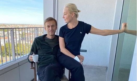Hình ảnh mới nhất của thủ lĩnh đối lập Nga tại bệnh viện ở Đức trong quá trình hồi phục sau khi trúng độc. Trong chia sẻ, ông yêu cầu nhận lại quần áo ngày trúng độc ở Nga. Ảnh: Instagram Navalny.
