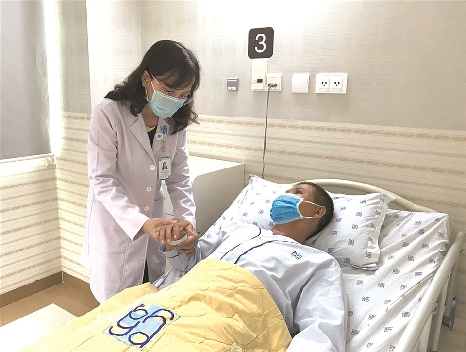 BS đang khám cho người bệnh gout. Ảnh: Bệnh viện cung cấp BS đang khám cho người bệnh gout. Ảnh: Bệnh viện cung cấp