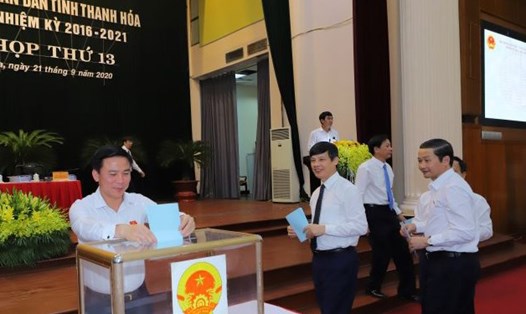 Bỏ phiếu bầu nhân sự mới tại HĐND tỉnh Thanh Hoá. Ảnh: T.L