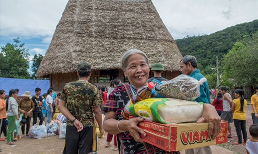 Nhiều đoàn từ thiện từ Đà Nẵng và các huyện Quảng Nam đang đổ về Tây Giang hỗ trợ bà con sau trận lũ quét lịch sử. Ảnh: Công Hưng