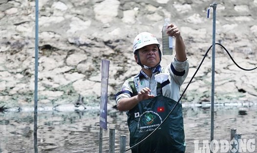 Xử lý ô nhiễm sông Tô Lịch lại phải nhờ các chuyên gia nước ngoài? Ảnh TT