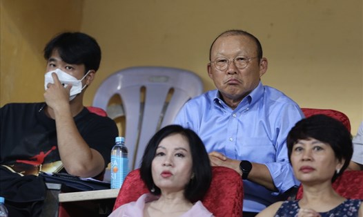 Huấn luyện viên Park Hang-seo dự khán trận Hà Nội - Viettel. Ảnh: Hải Đăng