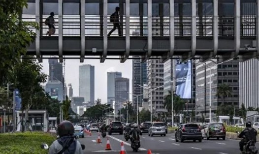 Người đi bộ băng qua một lối đi bộ trên cao chính ở trung tâm thành phố Jakarta, Indonesia. Vừa qua, dư luận Indonesia chấn động với vụ việc một tử tù người Trung Quốc đào hầm vượt ngục ở một nhà tù ngoại ô Jakarta. Ảnh: AFP.