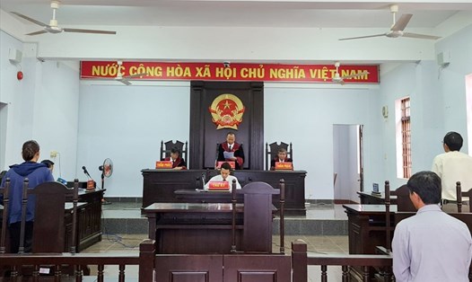 Tòa án nhân dân tỉnh Đắk Nông tổ chức phiên xét xử phúc thẩm vụ việc người dân kiện Chủ tịch UBND xã. ẢNH: BẢO LÂM