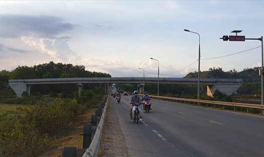 Cầu vượt ở Hòa Nhơn đã tính toán khẩu độ (rộng hơn 22m), vượt qua cao tốc sau khi hoàn tất 2 giai đoạn, nhưng đường gom thì không được tính trước. Ảnh: Hữu Long