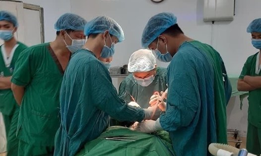 Các bác sĩ Bệnh viện Đa khoa Sơn La phẫu thuật cấp cứu cứu sống người bệnh. Ảnh do bệnh viện cung cấp.