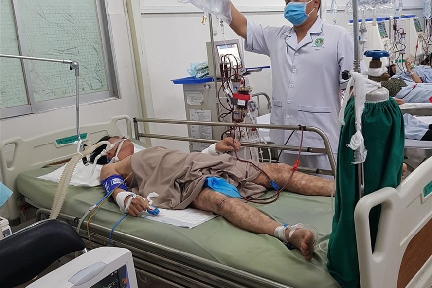 Bệnh nhân nhập viện trong trường hợp nguy kịch sau khi ăn bao tử cá mặt thỏ. Ảnh: BVCC.