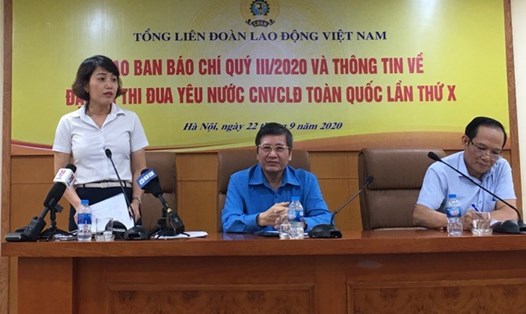 Bà Nguyễn Thị Ngọc Lan - phó trưởng ban Tài chính Tổng Liên đoàn - trả lời về tài chính Công đoàn. Ảnh: Hải Anh