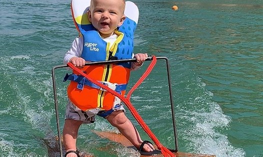 Em bé Rich Humpherys, 6 tháng 4 ngày tuổi chơi lướt ván trên hồ Powell, tiểu bang Utah, Mỹ. Ảnh: Daily Mail