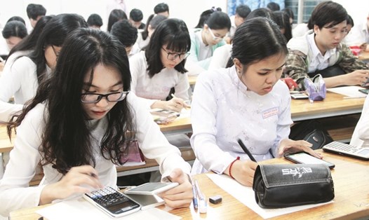 Học sinh được sử dụng điện thoại di động trong giờ học để phục vụ việc học tập. Ảnh: GDTĐ