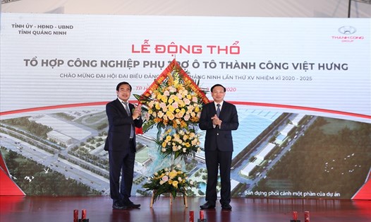 Bí thư tỉnh ủy, Chủ tịch HĐND tỉnh Quảng Ninh (phải) chúc mừng lãnh đạo Tập đoàn Thành Công. Ảnh: CTV