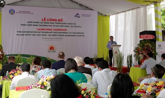 Chủ tịch HĐQT Tập đoàn Lộc Trời Huỳnh Văn Thòn phát biểu tại buổi lễ.