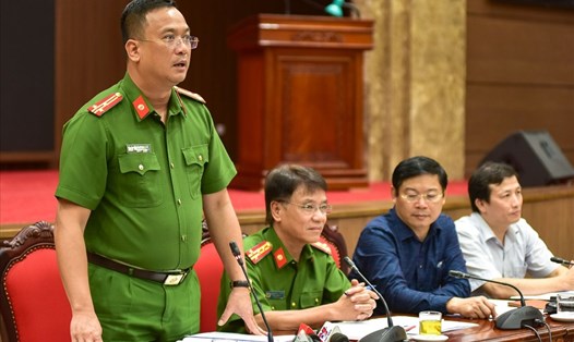 Thượng tá Phạm Trung Hiếu - Trưởng phòng Cảnh sát PCCC và CNCH Hà Nội thông tin về tình hình cháy nổ 8 tháng đầu năm 2020. Ảnh: Phạm Đông