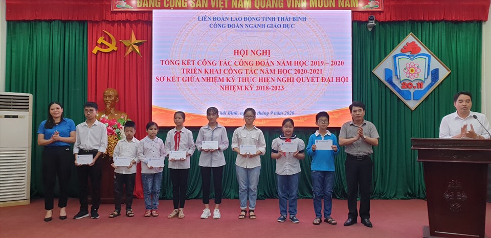 Công đoàn ngành Giáo dục Thái Bình: Trao quà cho con cán bộ, nhà giáo vượt khó.