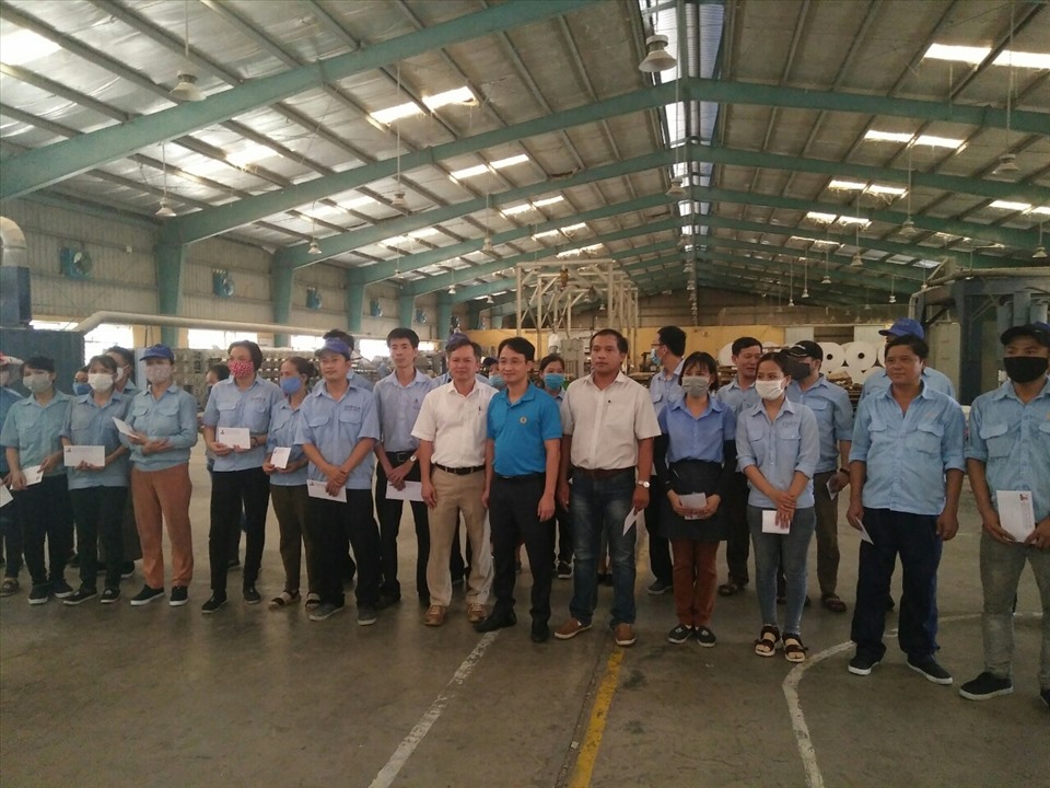 Lãnh đạo Công đoàn Xây dựng Việt Nam trao quà hỗ trợ cho đoàn viên công đoàn Công ty cổ phần Vicem Vật Liệu Xây dựng Đà Nẵng. Ảnh: B.H